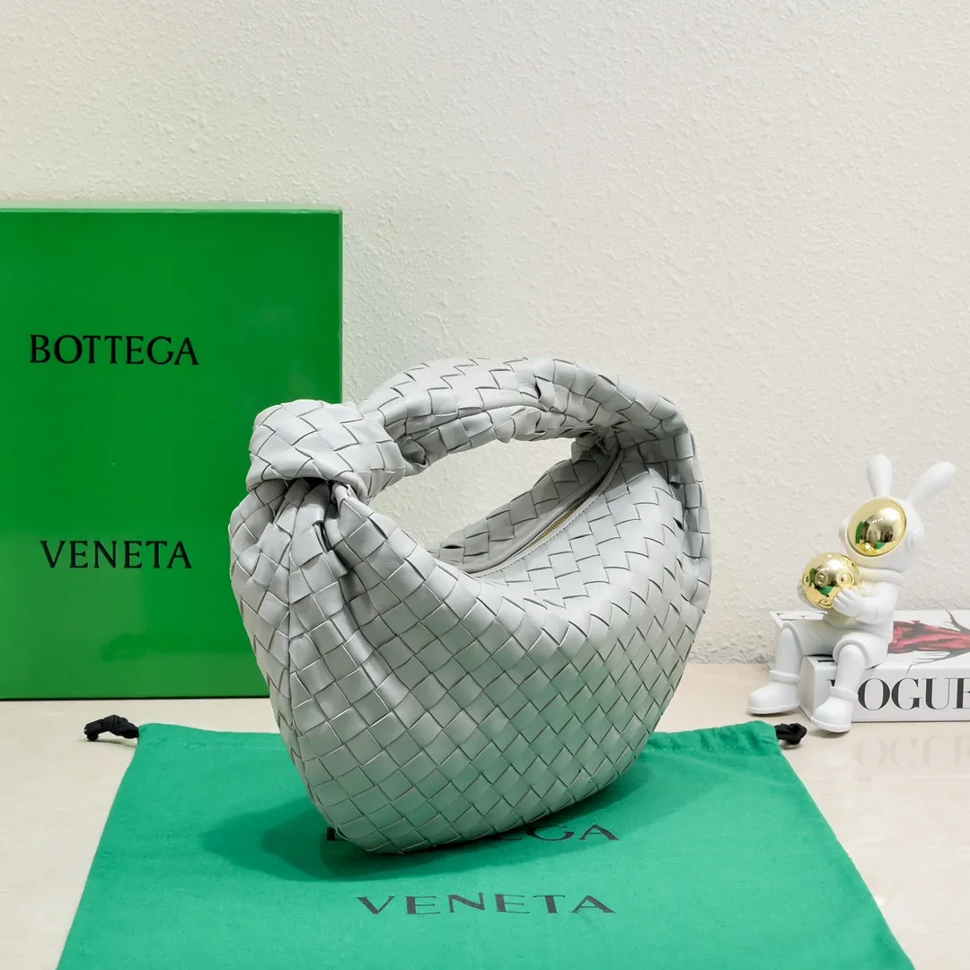Batch 1460 BV Bottega Veneta's new medium-sized JODIE handbag BV bag for women 🔥The new method is to round the corners on the original basis, and knot the round hobo bag with classic woven leather. The most iconic triangular pull-out design is made of sheepskin hanging soft shape, which is super suitable for concave shapes~Jodie feels really gentle to people. It is definitely the best item for daily matching, unchanged weaving, new elements twist, versatile, and the new favorite of street style Internet celebrities! Size: 36*21*13 Model: 6697